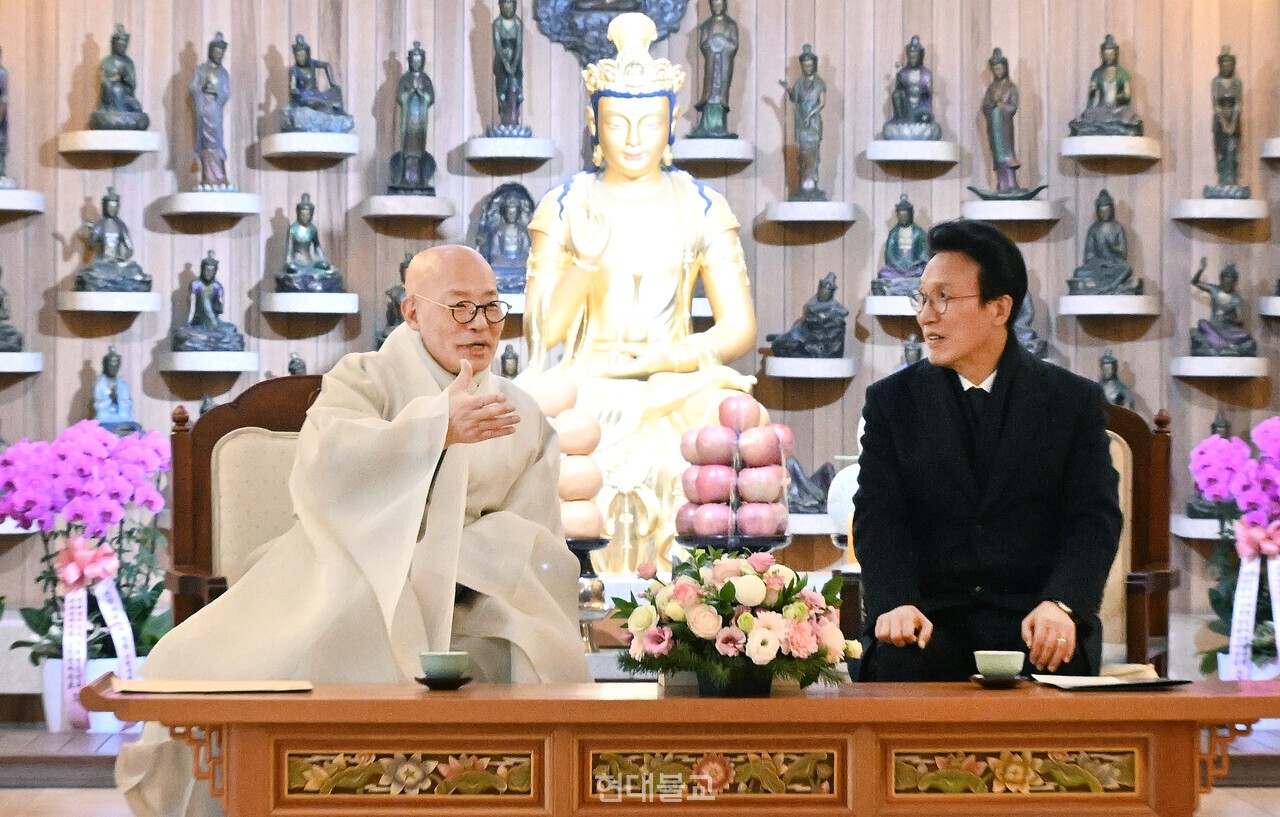 조계종 총무원장 진우 스님과 김민석 국무총리. 사진=공동취재단.