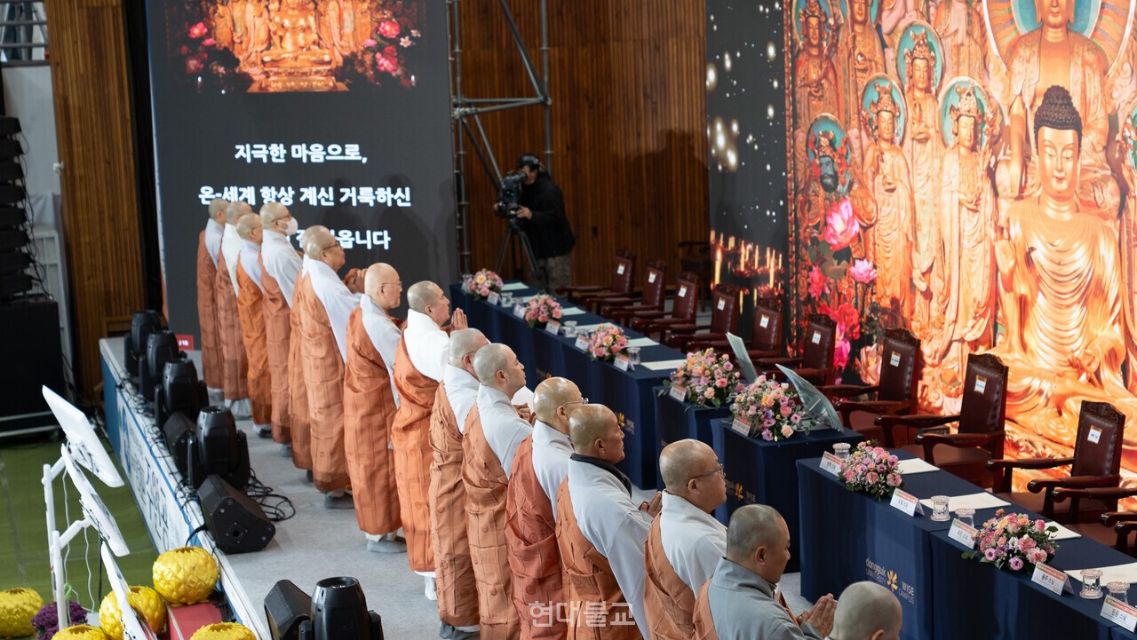스님들이 불단 앞에서 합장하며 수계의식을 봉행하고 있다