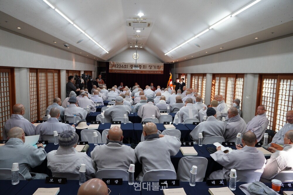 조계종 중앙종회는 11월 19일 서울 조계사 안심당에서 제236회 정기회를 속개하고 집행부를 향한 강도 높은 종책질의를 쏟아냈다.