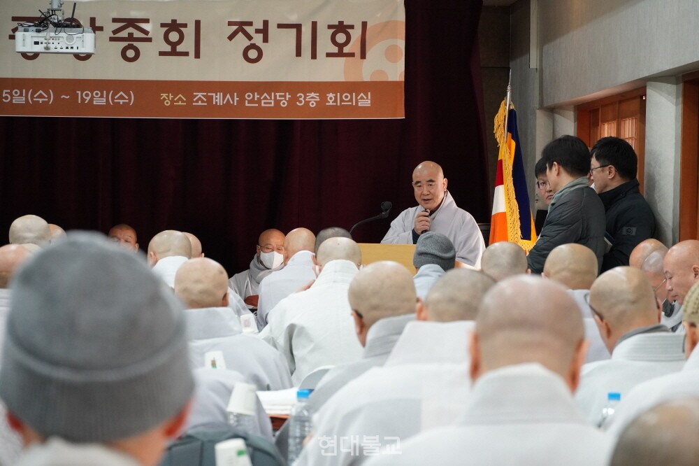 종책질의에 답변하고 있는 총무부장 성웅 스님.