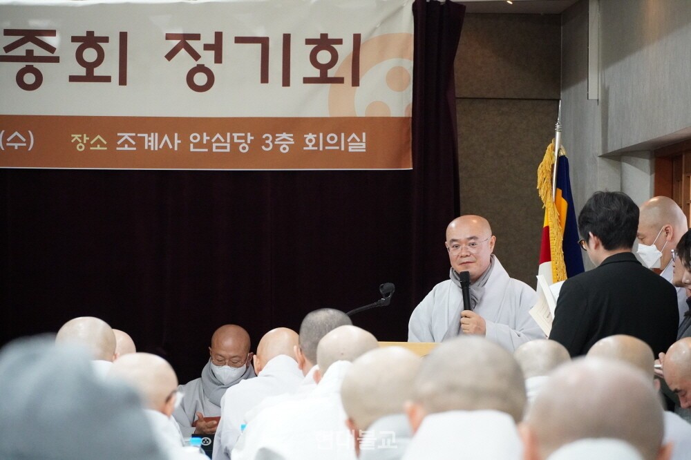 종책질의에 답변하고 있는 기획실장 묘장 스님.