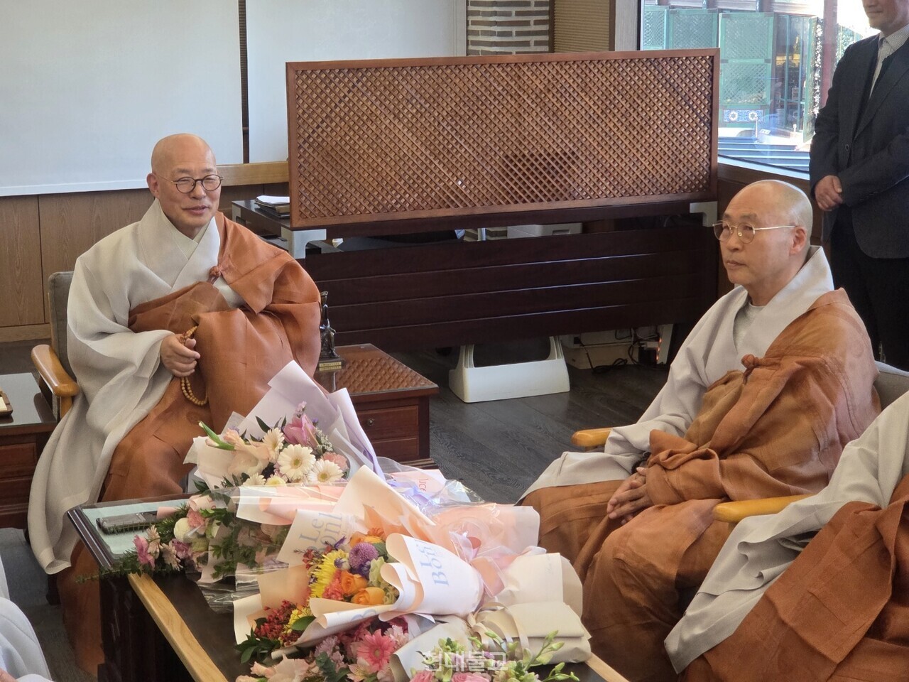 조계종 총무원장 진우 스님(왼쪽)과 동화사 주지 선광 스님.