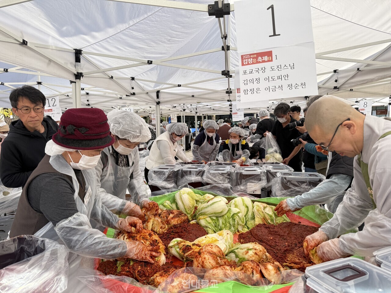 조계종 전국여성불자회는 11월 16일 서울 조계사 경내에서 ‘2025 제2회 김장은 축제다’를 개최했다.100여 명의 동참자들은 절임배추 총 2000kg의 김치를 정성껏 담궜다.