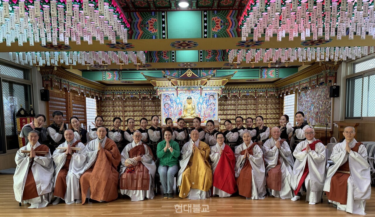 11월 30일 수원 경기아트센터에서 다양한 종단 소속 스님 7명이 출연하는 법고 합주 공연 ‘법음-일곱 법고, 세상으로 나오다’가 무대에 오른다. 사진은 무대에 오르는 주인공들과 무대를 위해 힘쓰고 있는 스텝들 단체 사진 사진제공=김혜진 대표.