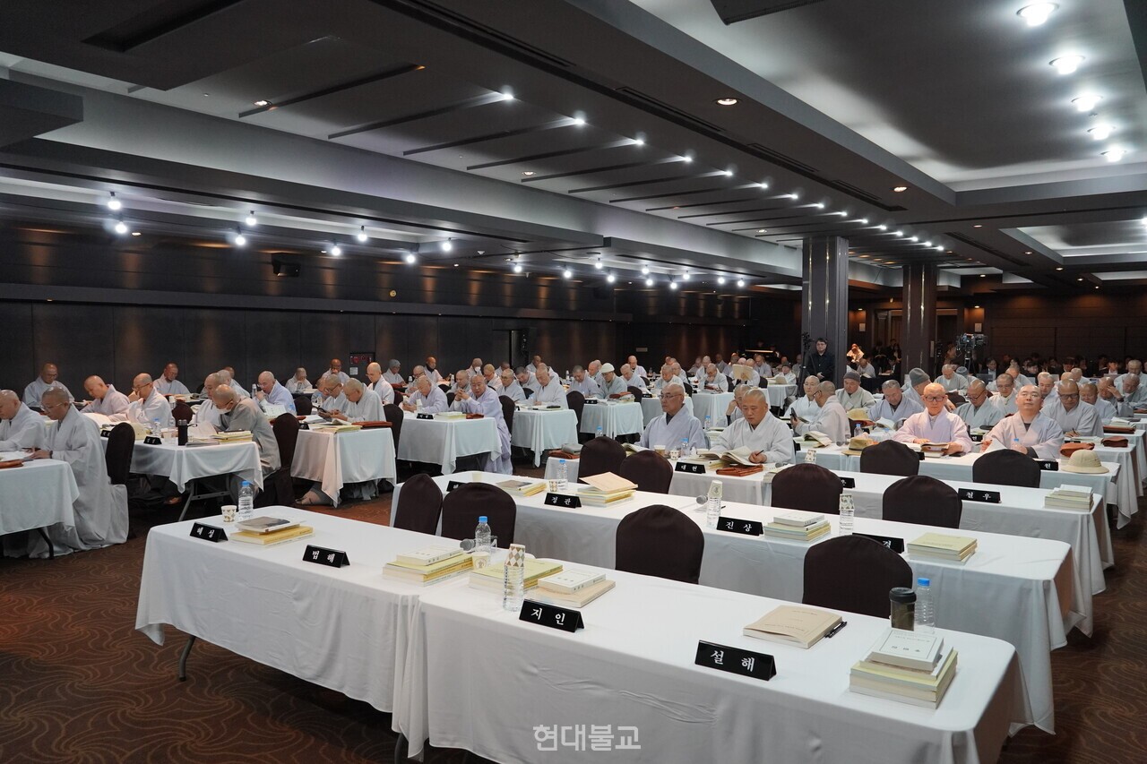 조계종 중앙종회 제236회 정기회가 11월 5일 서울 봉은문화회관에서 개원했다. 사진은 비구니 호계위원 참여 종헌 개정안 부결 이후 비구니 종회의원 스님들의 이석으로 비어 있는 본회의장.