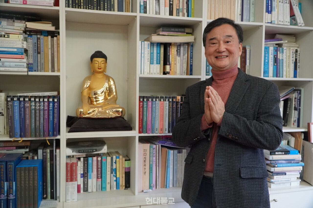 담천 박찬욱 소장이 밝은사람들연구소 사무실에서 본지와의 인터뷰에 응하고 있다. 