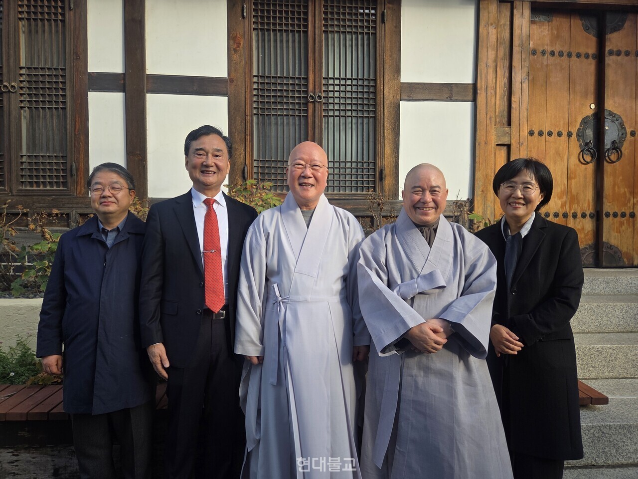 밝은사람들연구소의 총서 발간과 연찬회를 이끌어 온 주역들이 한자리에 모였다. 11월 14일 서울 안국선원에서 열린 간담회에서 만난 김시열 운주사 대표, 박찬욱 소장, 수불 스님, 미산 스님, 한자경 교수(왼쪽부터).