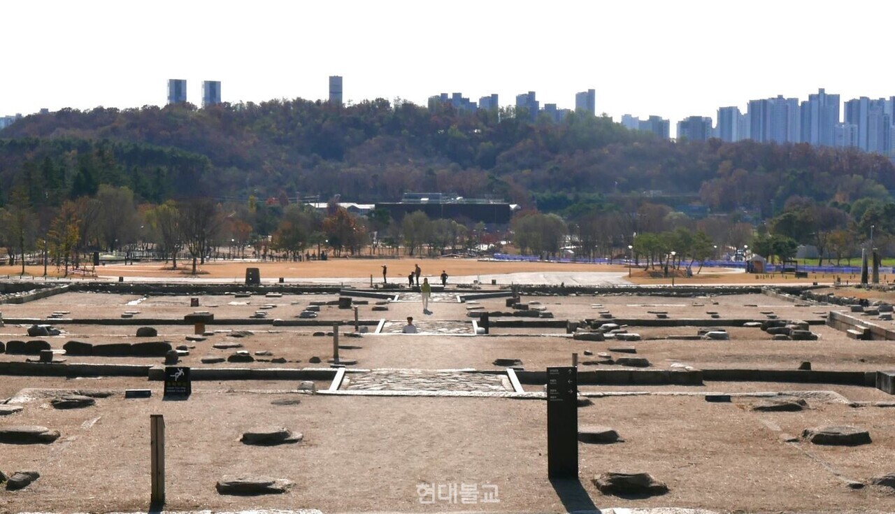 한양에 이어 두 번째로 큰 도시였던 양주에 태조 이성계가 사랑한 회암사의 거대한 흔적이 남아 전해진다. 1만여 평 부지에 총 8개의 구역으로 나뉘어 설계된 회암사지는 현재 유네스코 세계유산 우선등재목록에 선정돼 있으며, 정식 등재를 위한 절차가 진행 중이다.