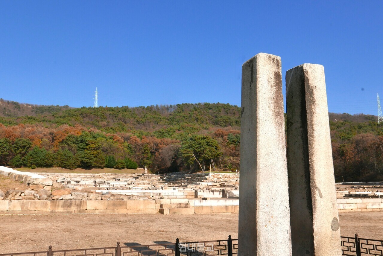 회암사지 당간지주의 일부.