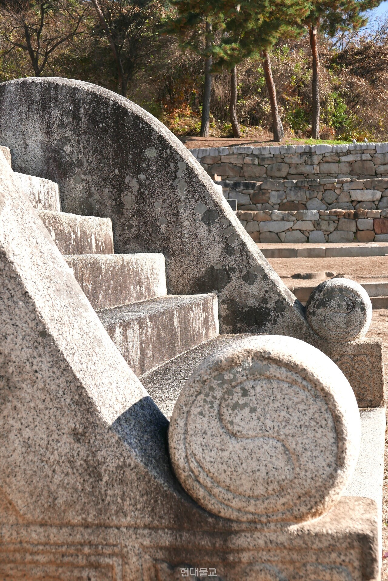 궁궐과 같은 양식을 보이는 회암사지 계단.