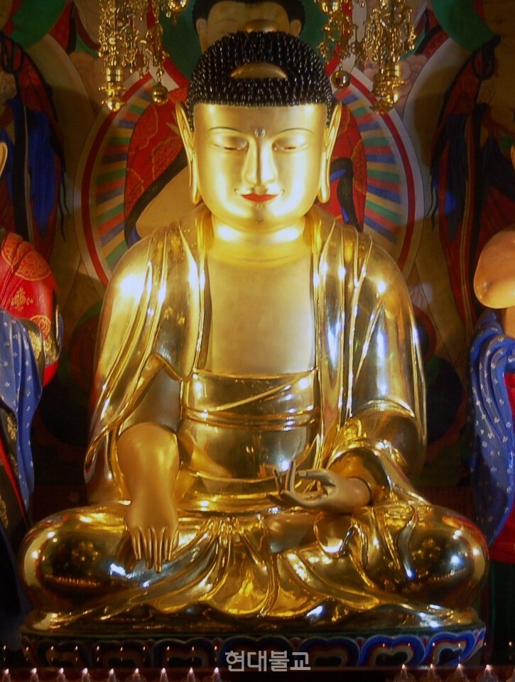 관해 스님이 부화승으로 제작한 군산 동국사 소조석가여래좌상(1650년). ⓒ동북아불교미술연구소