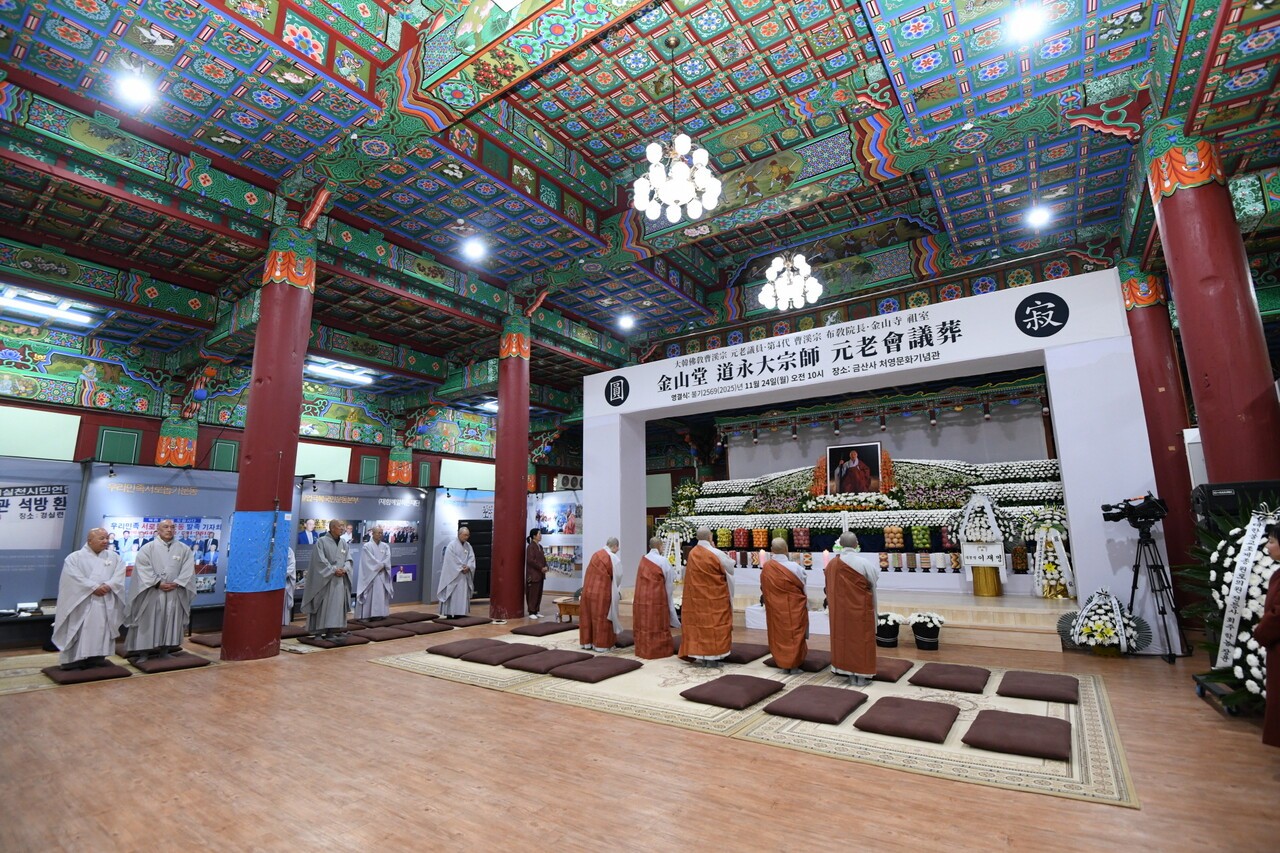 금산사 처영기념관에 마련된 빈소에 스님과 신도들의 조문이 잇따르고 있다.