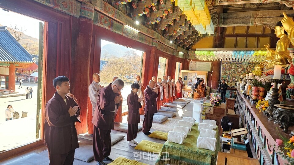 고창 선운사는 11월 21일 경내 대웅전에서 ‘선운사 제1기 단기출가학교 쉼, 그리고 시작’ 고불식을 봉행하고 9박 10일간의 일정을 시작했다.