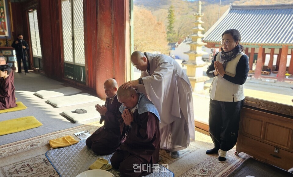 고불식에 앞서 선운사 연수원장 지태스님이 삭발식을 하고 있다