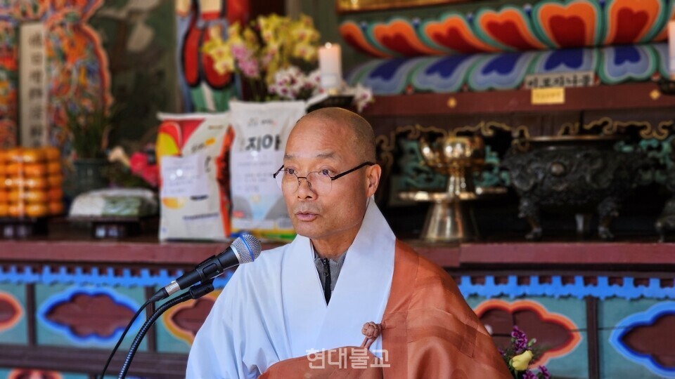선운사 주지 경우스님이 격려사를 하고 있다