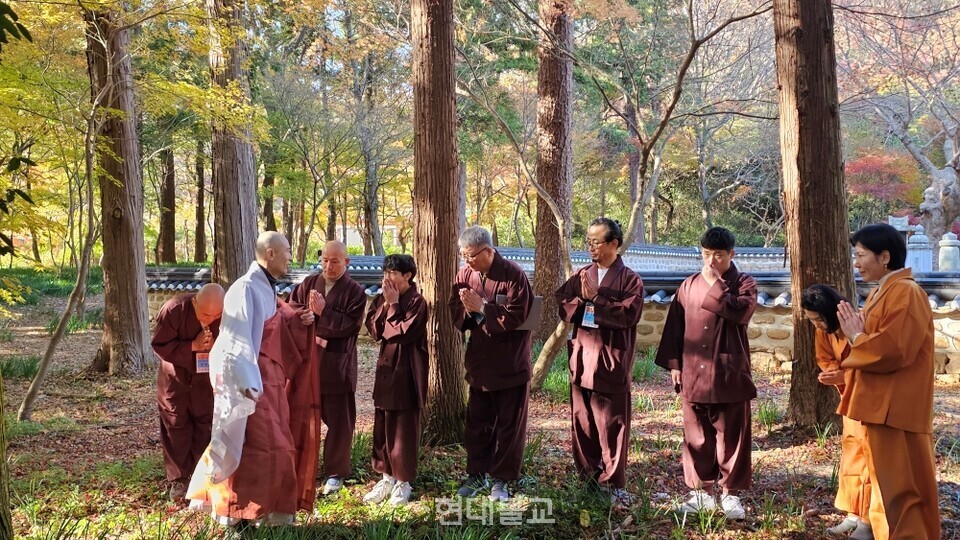단기출가 참가자들이 삭발식 후 머리카락을 부도전앞에 묻는 의식을 하고 있다