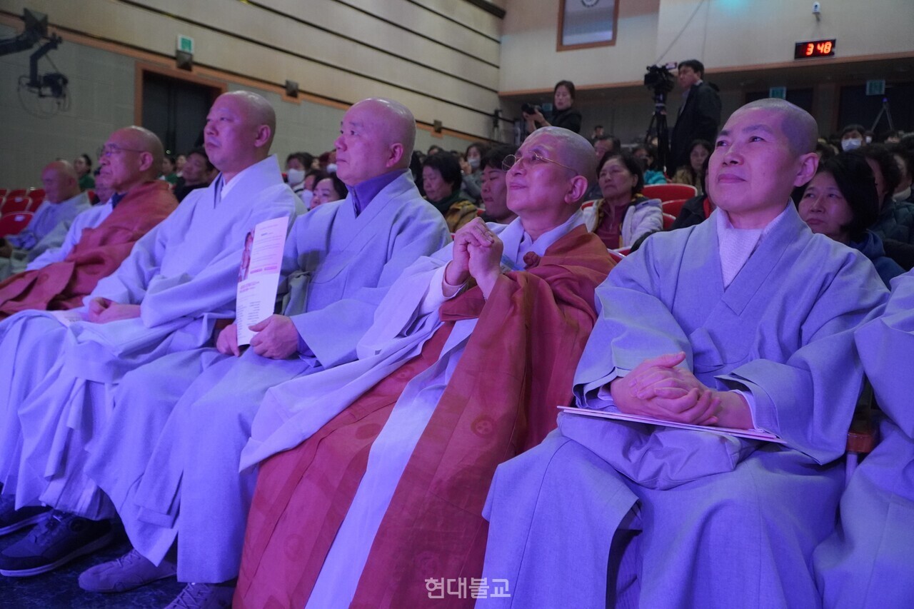한마음선원 이사장 혜수 스님(오른쪽 두 번째)을 비롯한 내빈들의 모습.