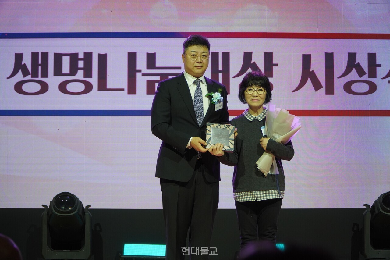 나눔상 수상자 조한순 자원봉사자(왼쪽)의 기념촬영.