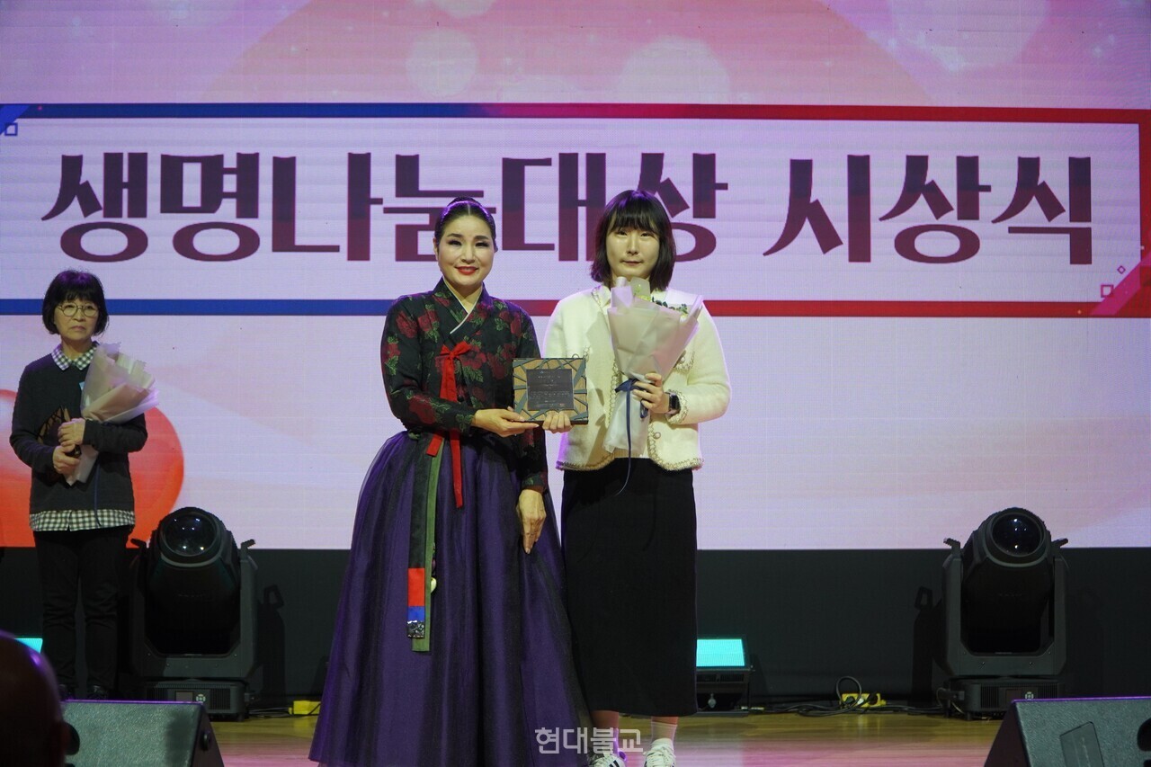 생명상 의대생 자살예방동아리 따숨(따뜻한 숨결, 오른쪽)의 기념촬영