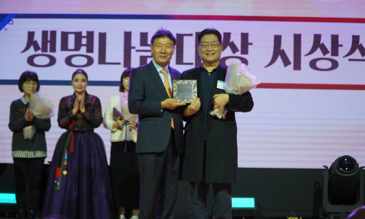 홍보상 수상자 황재훈 pd(오른쪽)가 기념촬영에 응하고 있다.