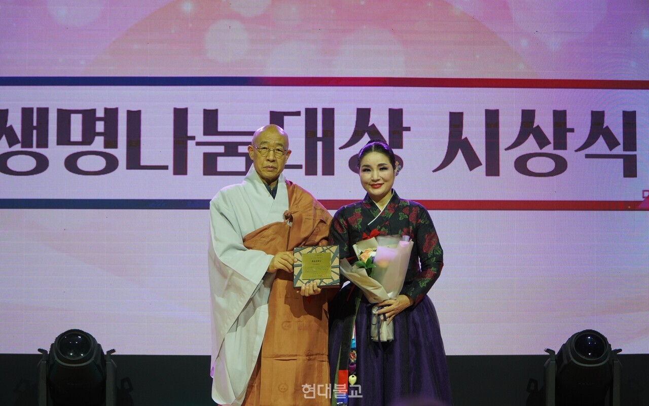 특별공로상 마하무용단(단장 정현숙)의 기념촬영.