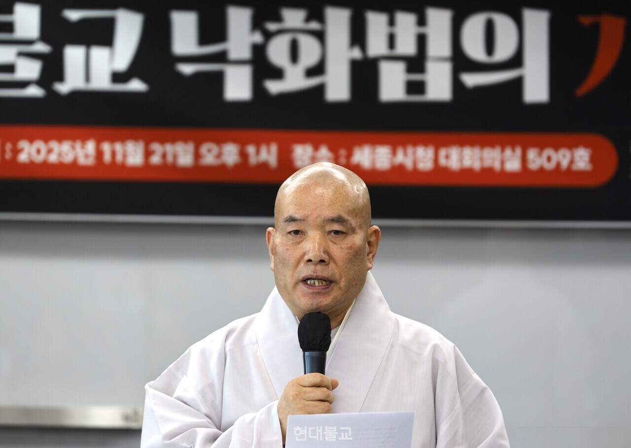 낙화법보존회 이사장 환성 스님.