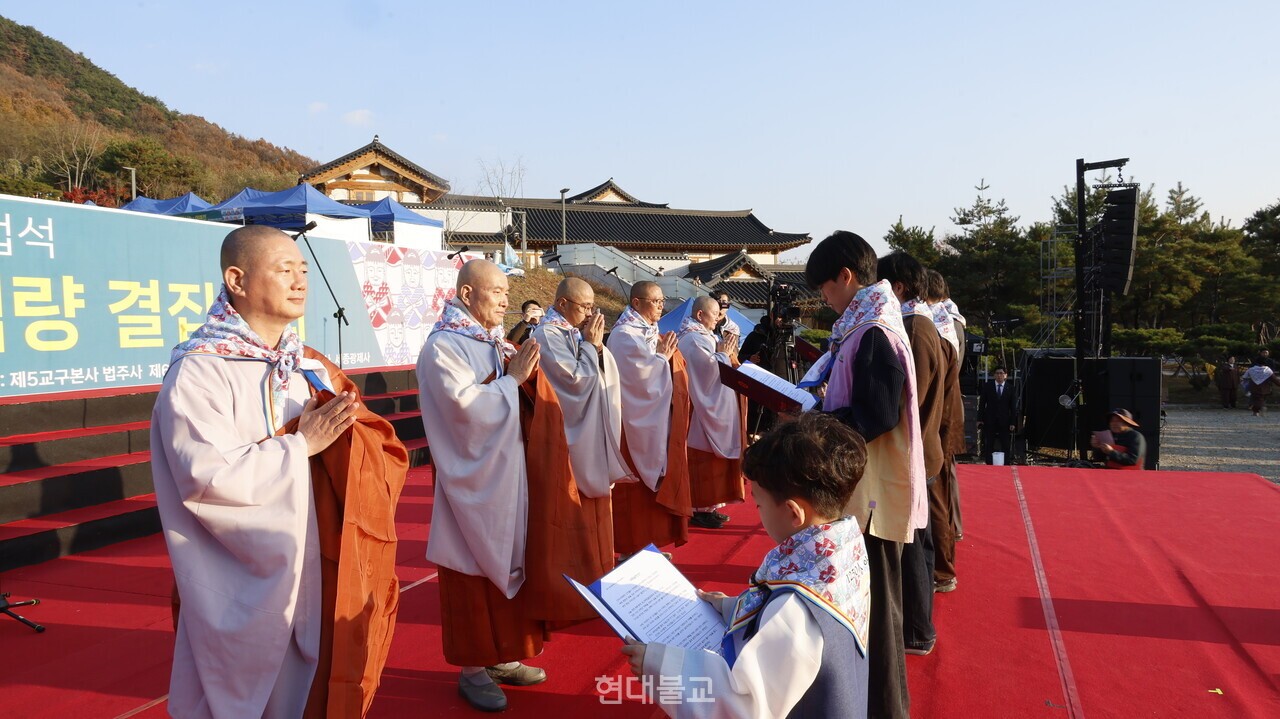 참가 대중들의 실천선언문 낭독.