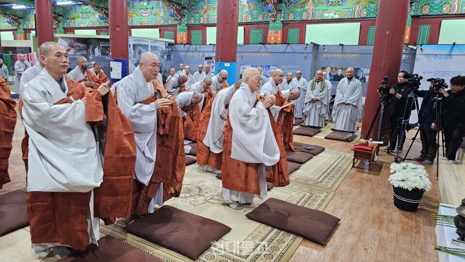 금산당 도영 대종사의 원적 나흘째인 11월 23일, 조계종 총무원장 진우스님과 총무원 부실장 스님들, 중앙종회의장 주경 스님을 비롯한 종회의원 스님들이 조문하고 있다