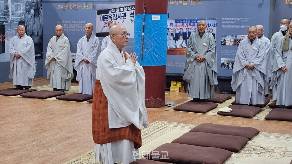 조계종 원로회의 의장 자광 스님이 조문하고 있다.