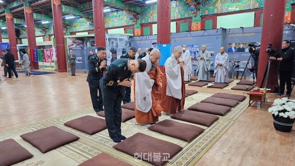 군종특별교구장 법원 스님과 김경중 육군부사관학교장이 조문하고 있다