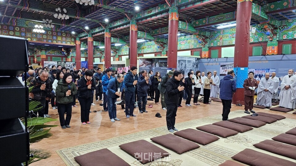 룸비니 산악회 불자들이 단체로 조문하고 있다.