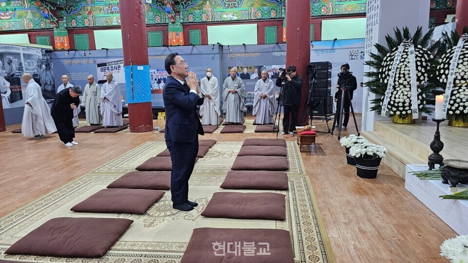 주호영 국회 부의장이 조문하고 있다.