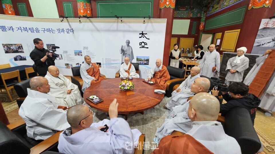 조계종 원로의장 자광 스님, 총무원장 진우 스님, 중앙종회의장 주경 스님 등이 금산사 원로 도법 스님, 원행 스님, 금산사 주지 화평 스님 등과 환담하고 있다
