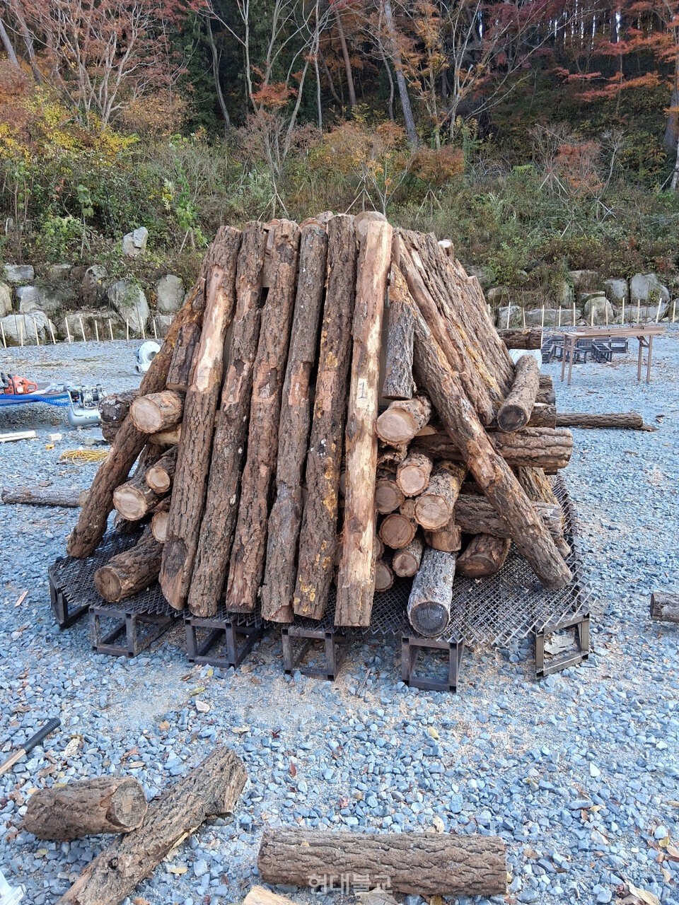 열결식을 하루 앞둔 금산사 연화대에 다비식 준비가 한창 진행되고 있다