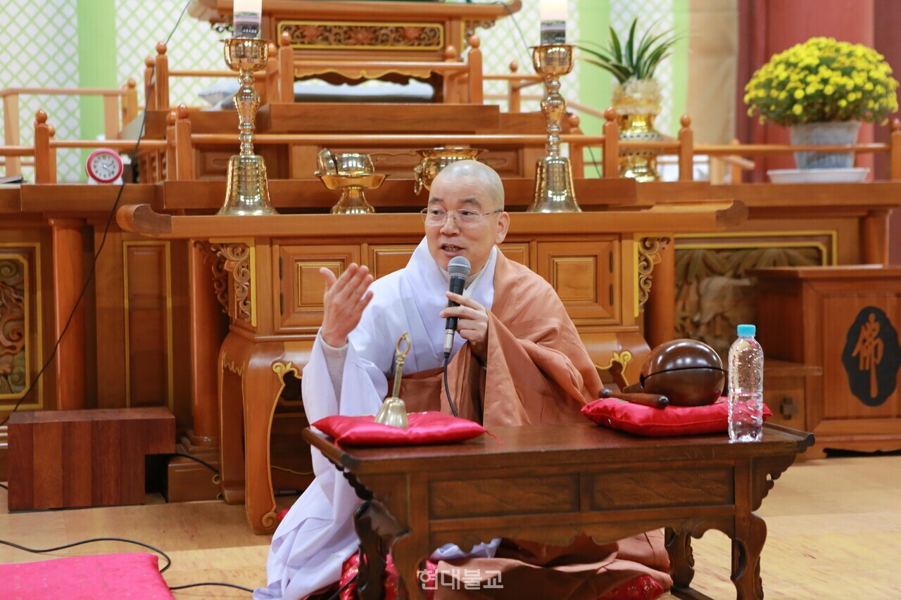범어사 포교국장 해공 스님의 법문 모습