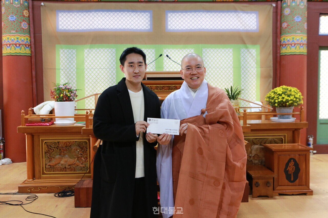 범어사는 대불련 부산지부에 금일봉을 전달하며 대불련의 적극적인 활동을 후원했다