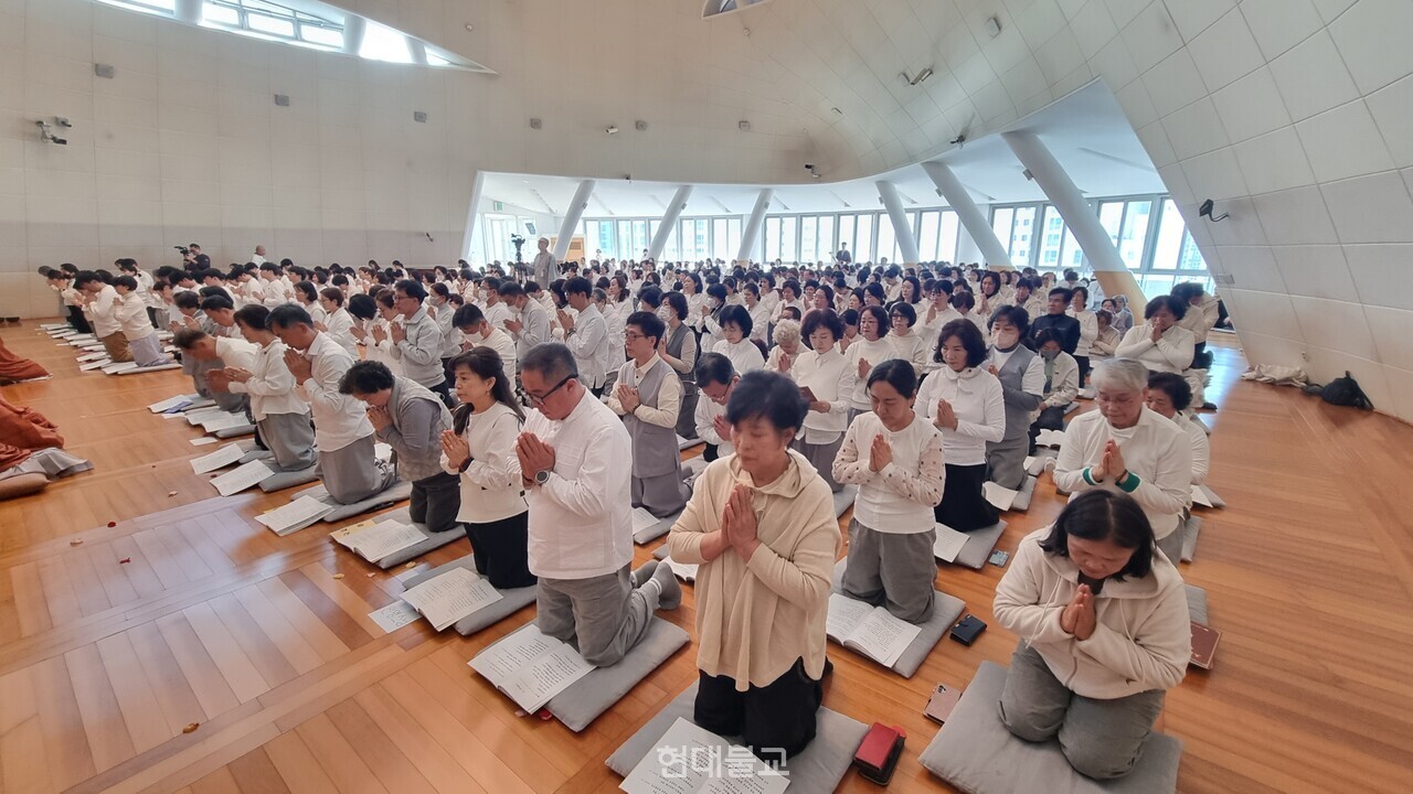 안국선원은 11월 23일 부산 본원 법당에서 전국 분원 신도들이 동참한 가운데 ‘삼귀의·오계 합동수계법회’를 봉행했다