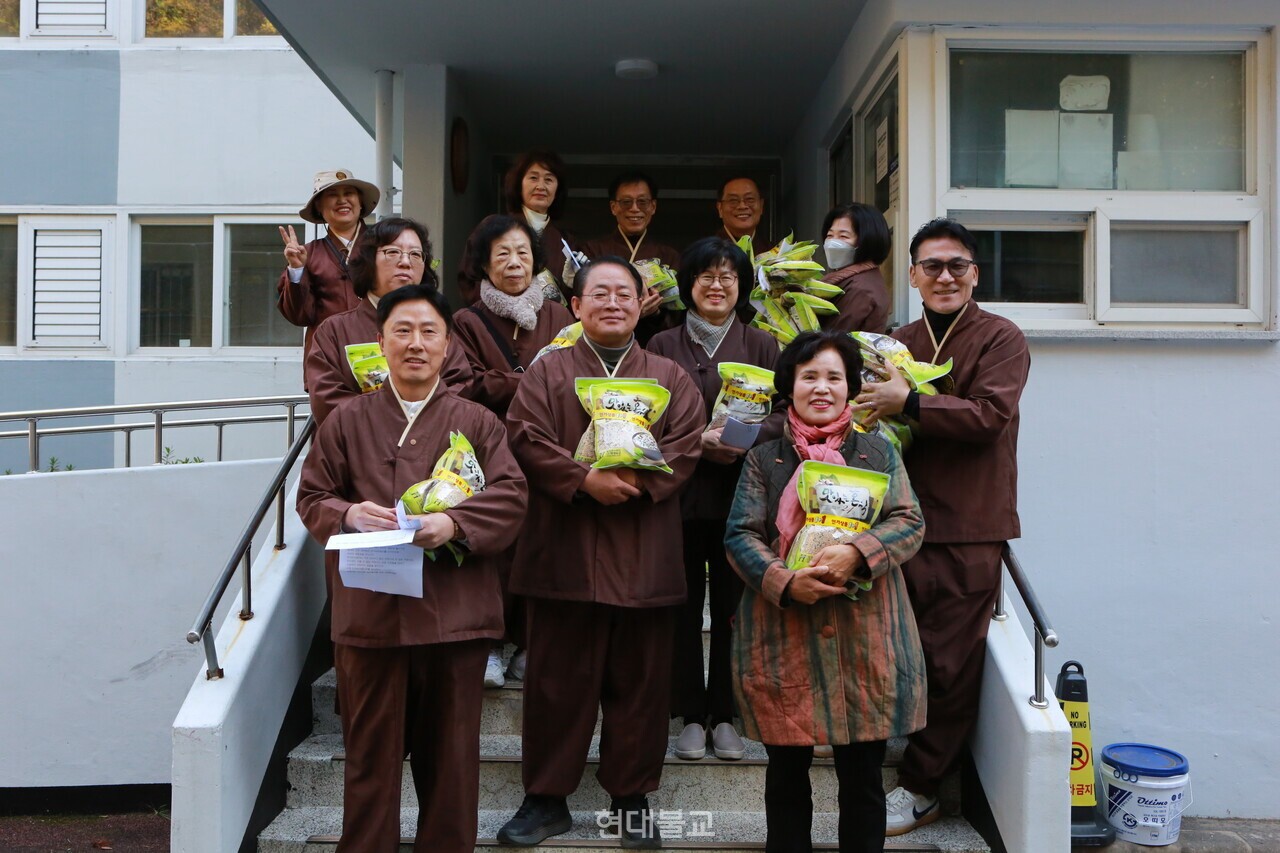 포교사단 부산지역단과 사단법인 아름누리는 11월 23일 개금종합사회복지관에서 '자비의 잡곡 나눔'행사를 봉행했다.
