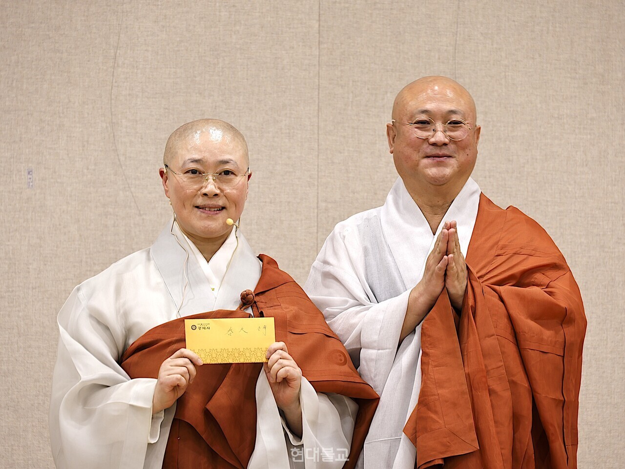 탄대 스님(오른쪽)이 동환 스님에게 불교문화 발전을 위한 격려금을 전달했다.