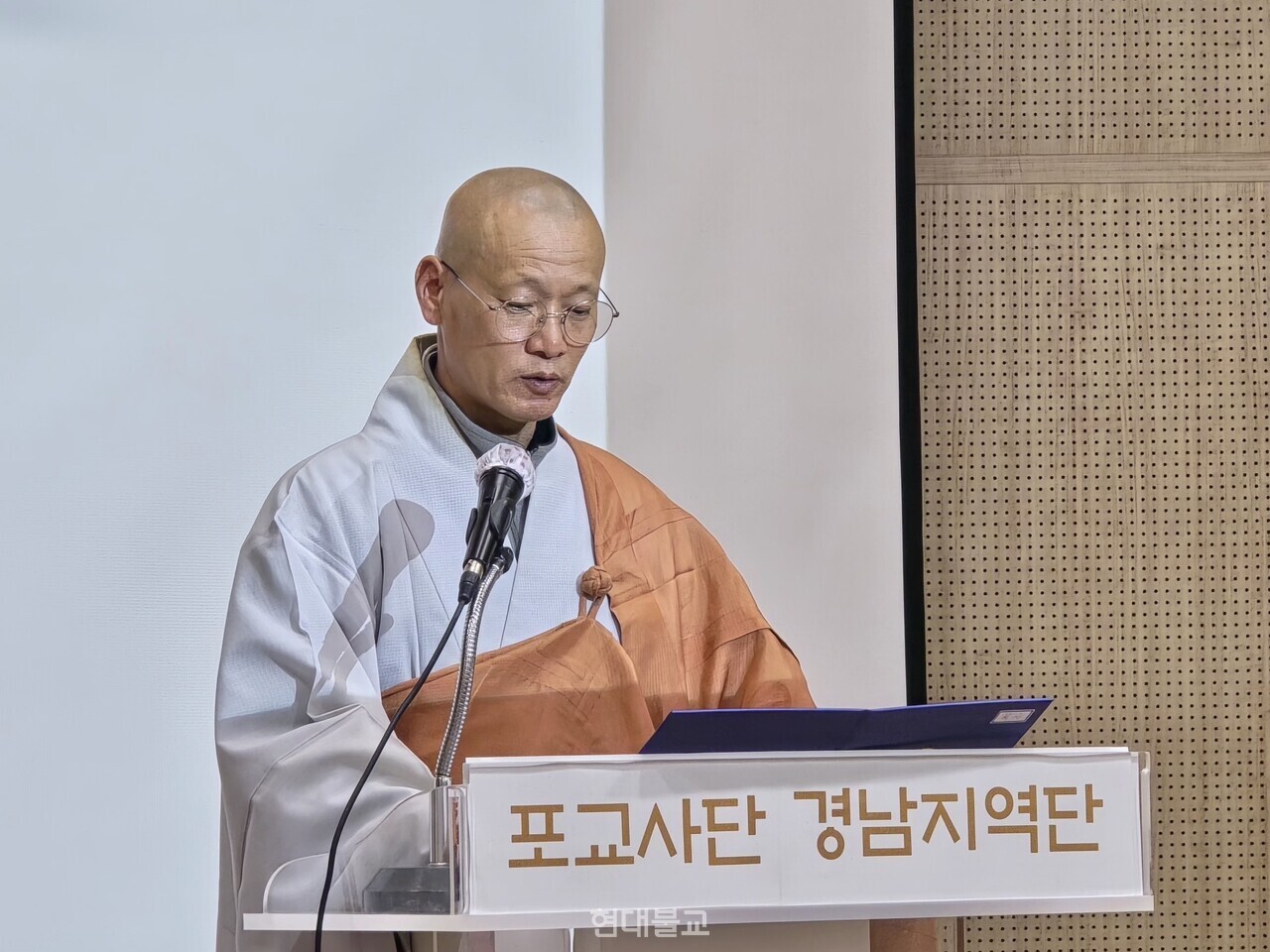 수안 스님이 조계종 총무원장 진우 스님의 치사를 대독하고 있다.