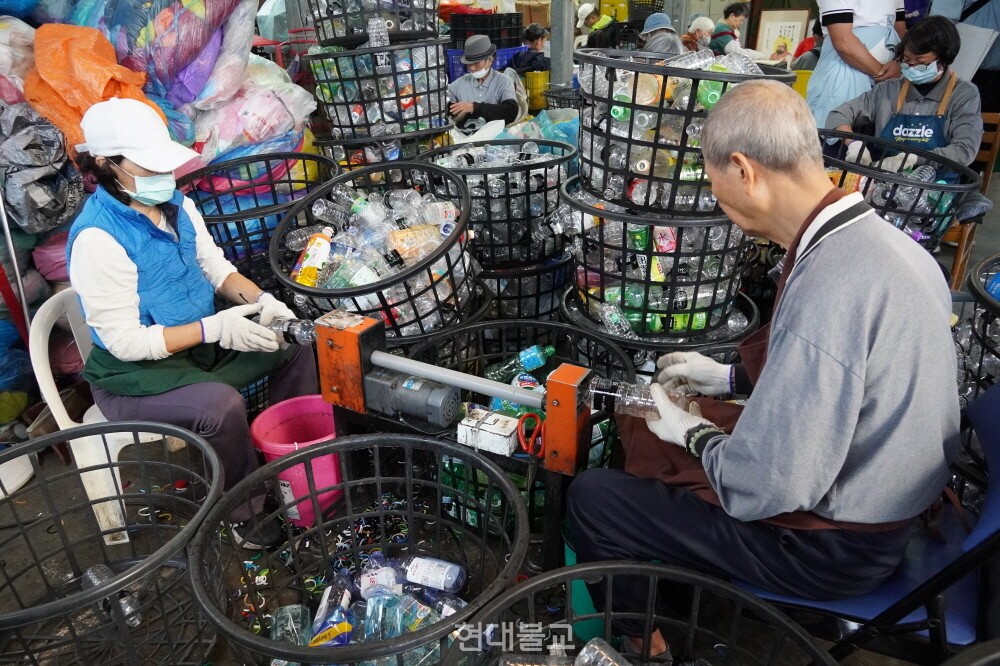 친환경센터는 지역 어르신 자원봉사자들의 참여가 활발해 ‘사랑방’ 역할도 하고 있다.