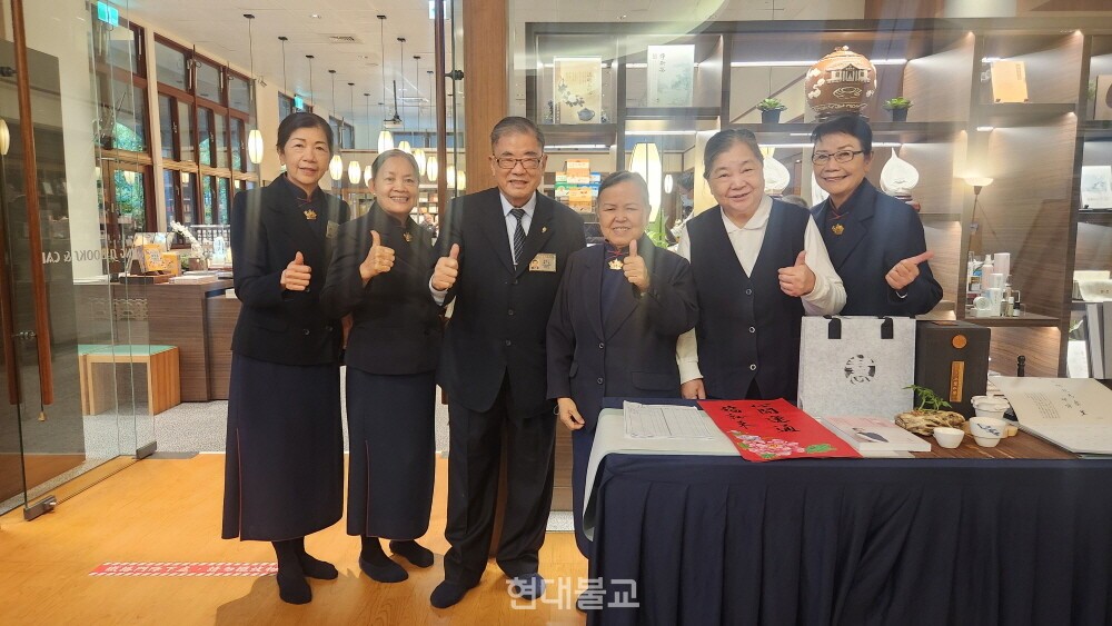 자원봉사자들은 플라스틱을 재활용한 섬유로 제작된 유니폼을 착용해야 한다.