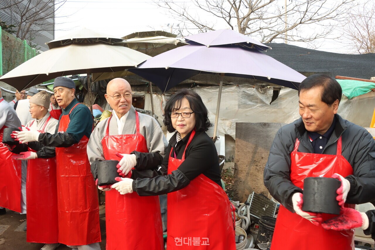 양주 청련사는 11월 24일 장흥면 행정복지센터에서 ‘어려운 이웃과 따뜻한 겨울나기 자비의 나눔’ 전달식을 가졌다. 사진은 상진 스님을 비롯한 청련사 대중 스님들이 직접 연탄을 나르는 모습. 