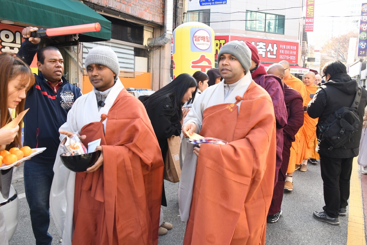 광주 길상사는11월 23일 '글로벌 전통 탁발 문화 행사'를 열고 6개국이 참여한 탁발 의식을 재현했다.