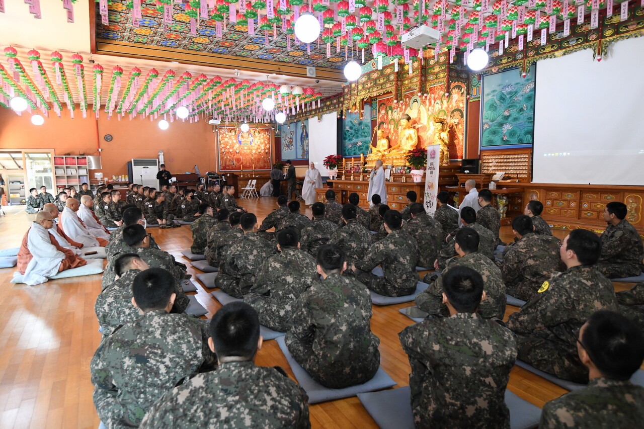 호국관음사는 11월 23일 대웅전에서 신병훈련중인 장병들을 격려하는 음악법회를 개최했다.