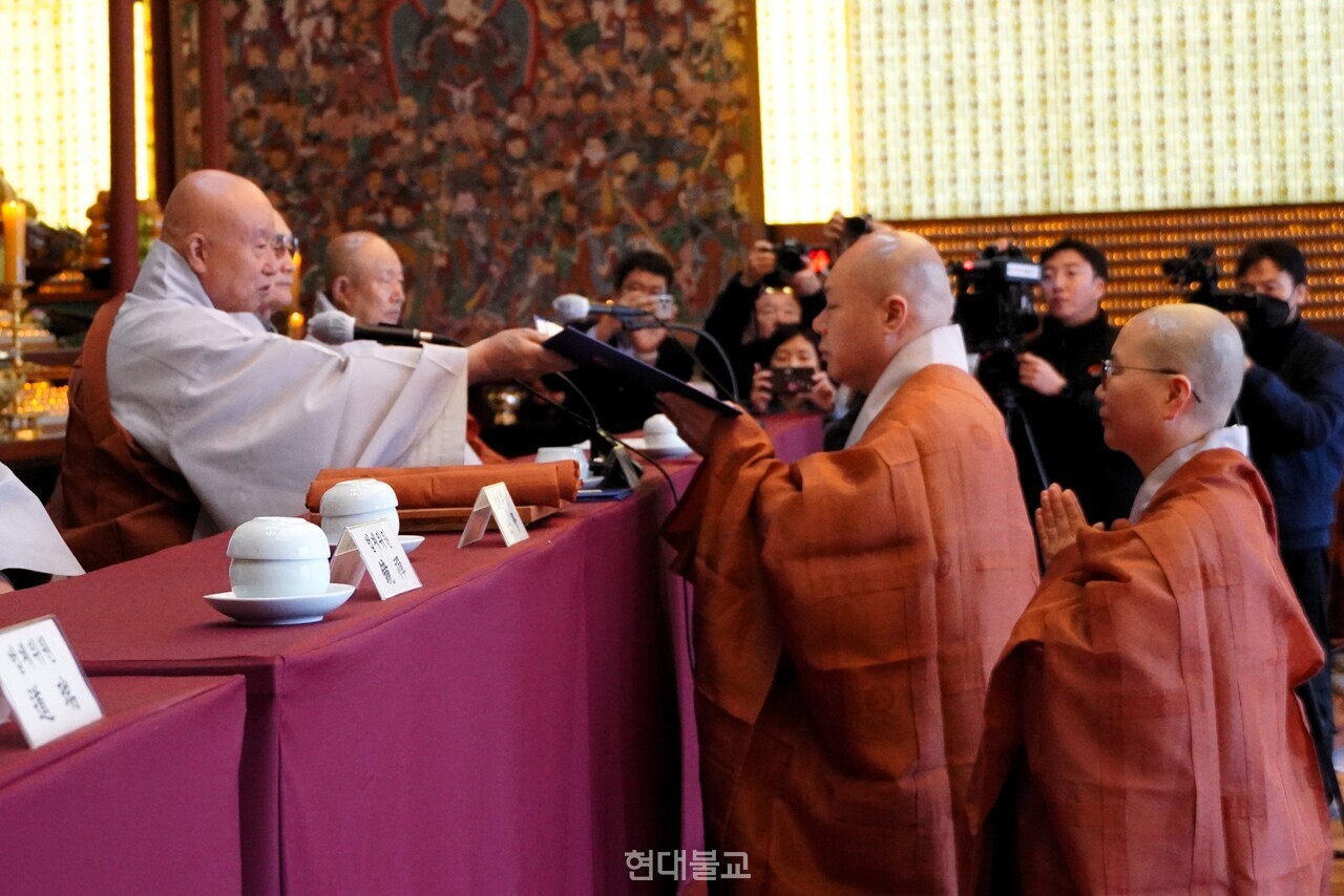 법원, 설해 스님이 대표로 법계증을 받았다.