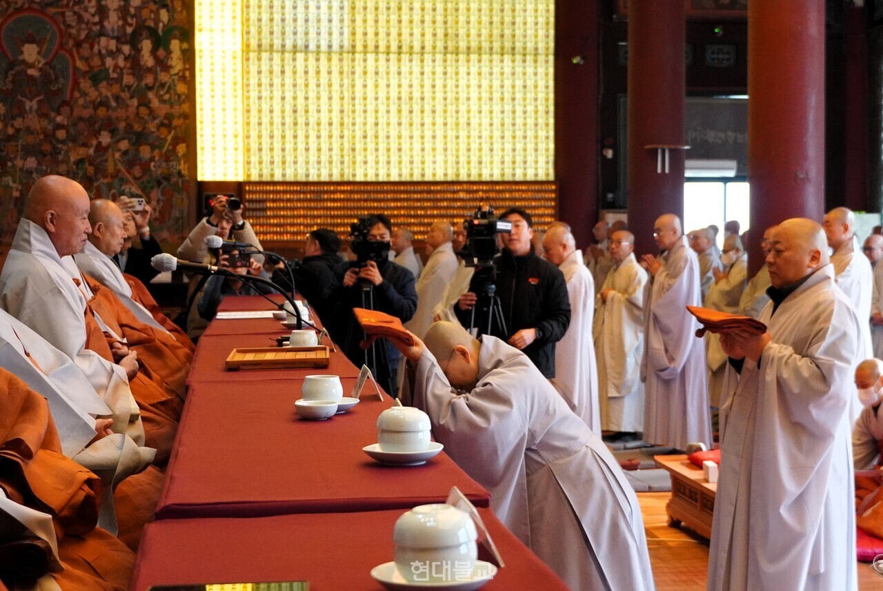  종봉, 원영 스님이 대표로 가사를 받았다.