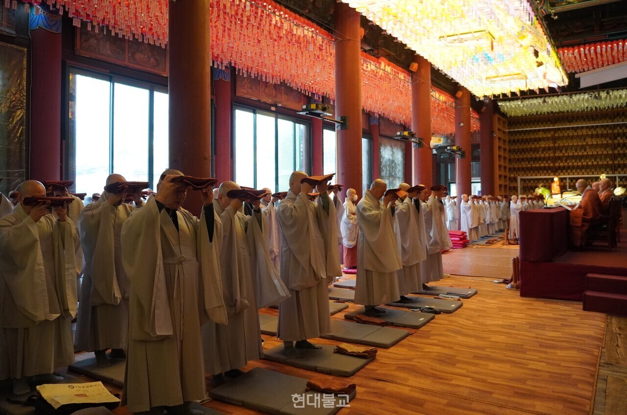 조계종 법계위원회는 11월 25일 서울 조계사 대웅전에서 ‘불기2569년 종사·명덕 법계 품서식을 봉행하고 종사 54명, 명덕 30명 등 총 84명을 품서했다.