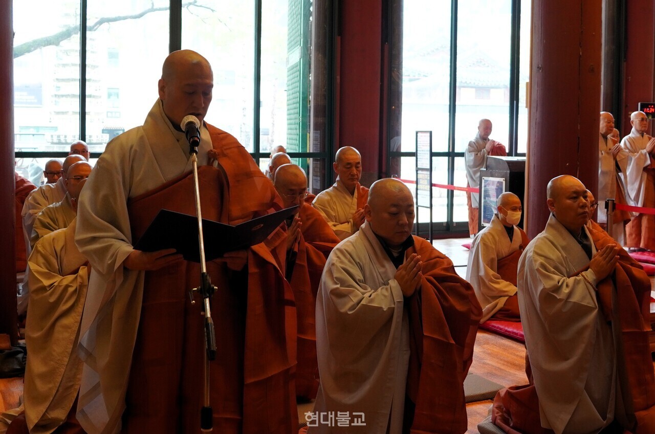 법계증과 새 가사를 받은 스님들은 법오 스님이 대표 낭독한 발원문에서 