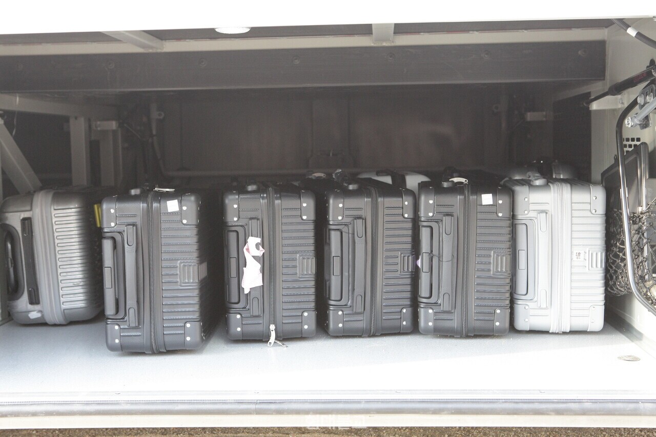버스 짐칸에 가지런히 정리된 학생들의 새 캐리어.